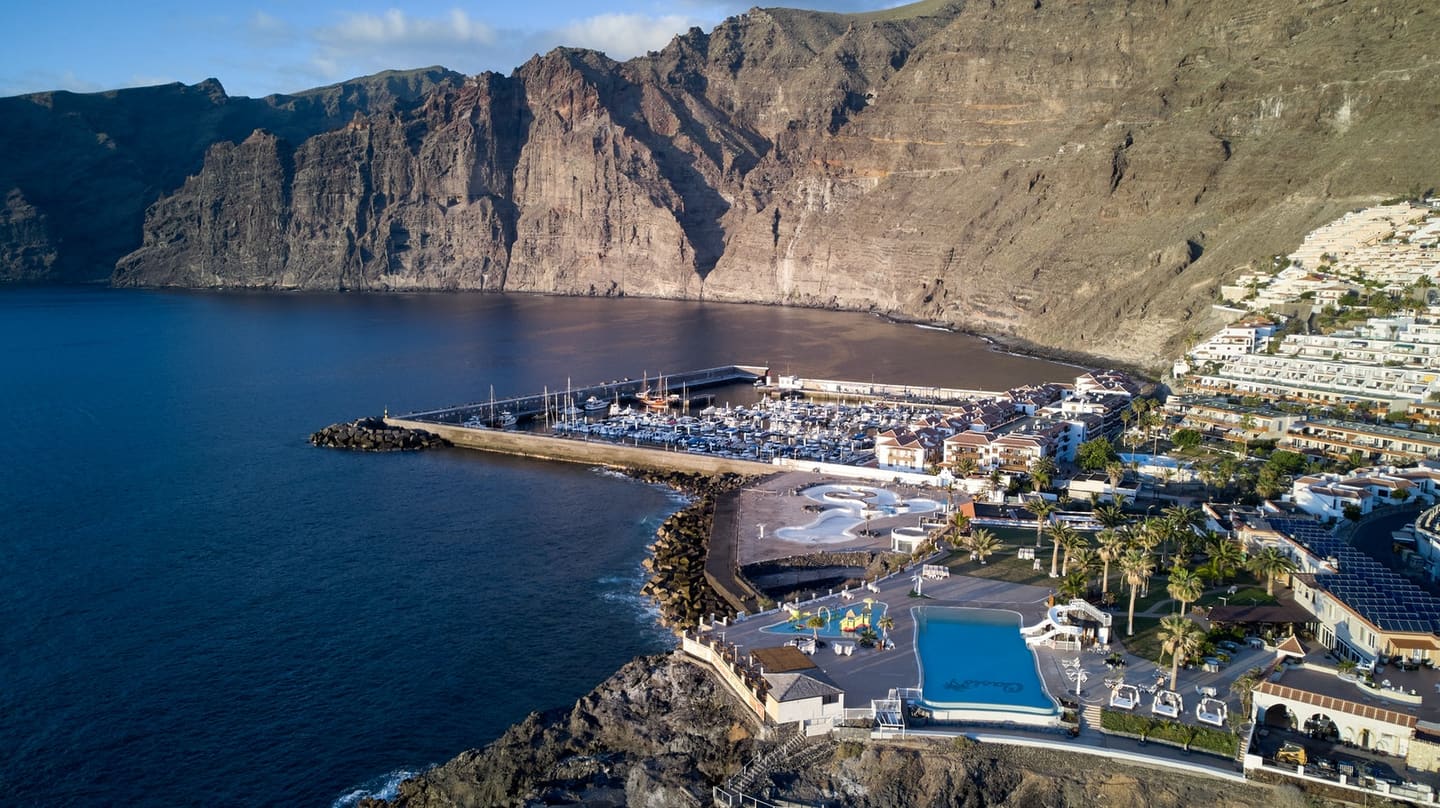 Los Gigantes (Photo by Valentine Kulikov)