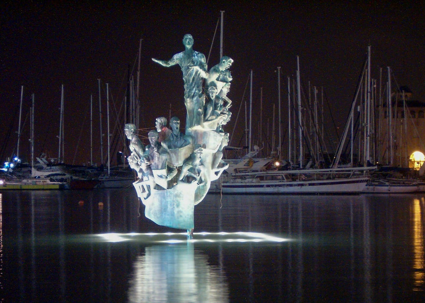 Habanera traditional choral singing sculpture (Escultura tradicióon del canto coral y a la habanera)