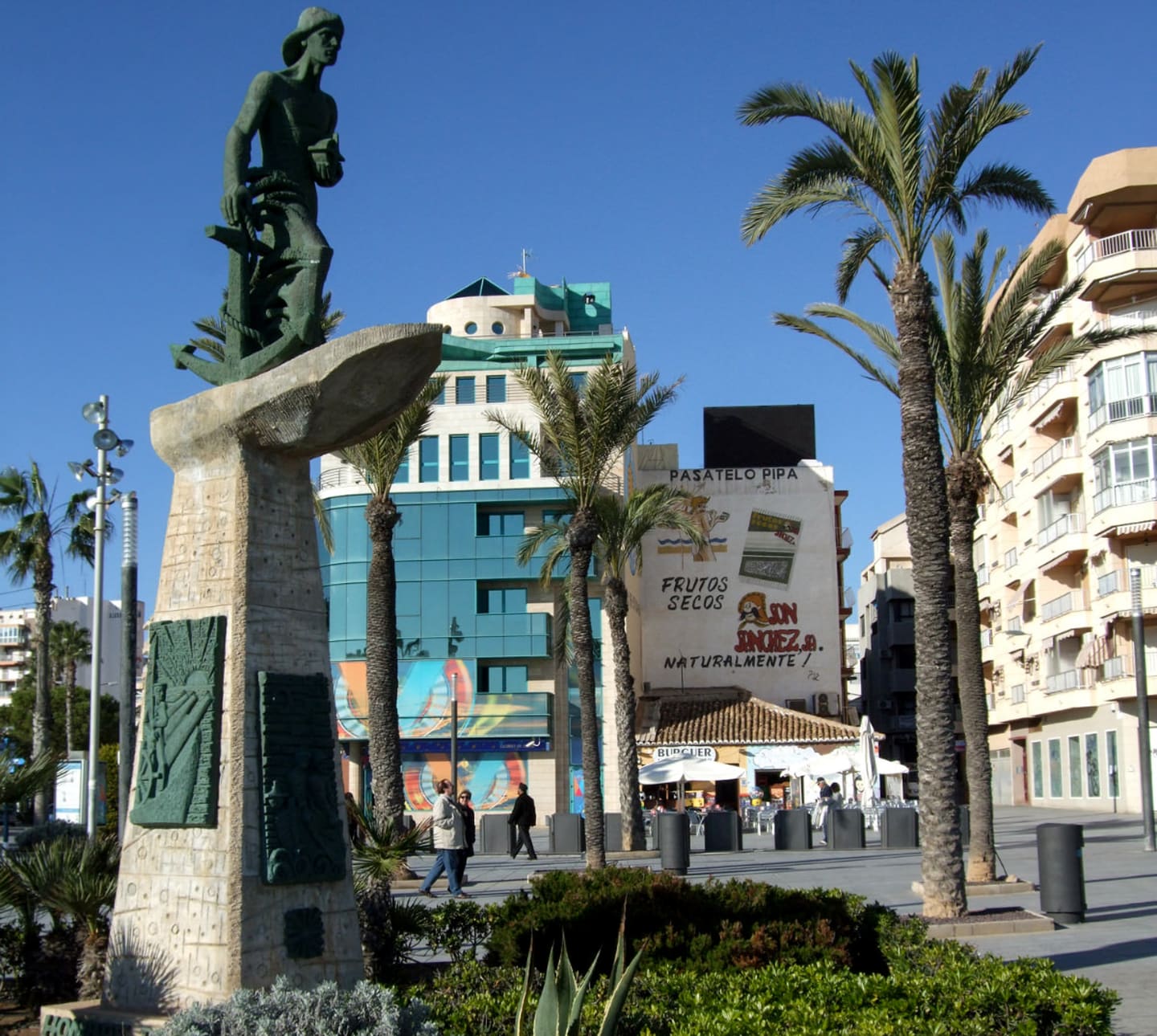 Monument to the man looking at the sea (Monumento al hombre del mar)